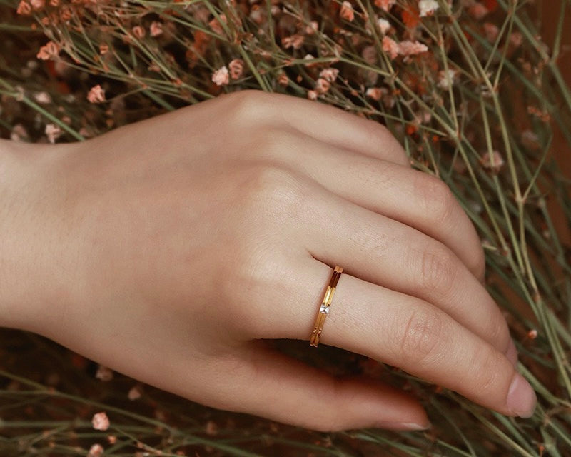 Ellie Stackable Ring in Shiny 18k Gold - Luxurious Style